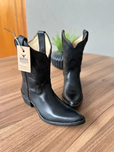 Texana Jhenifer Bico Fino (Capota) - Couro Látego Preto/Bordados Ramos Preto - Imagem 2