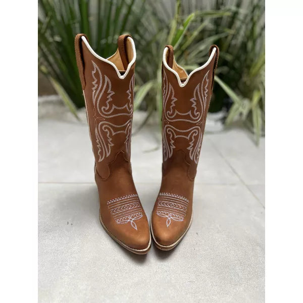 BOTA TEXANA EM COURO MARROM BORDADO BRANCO BICO FINO SOLADO MADEIRA - Imagem 3