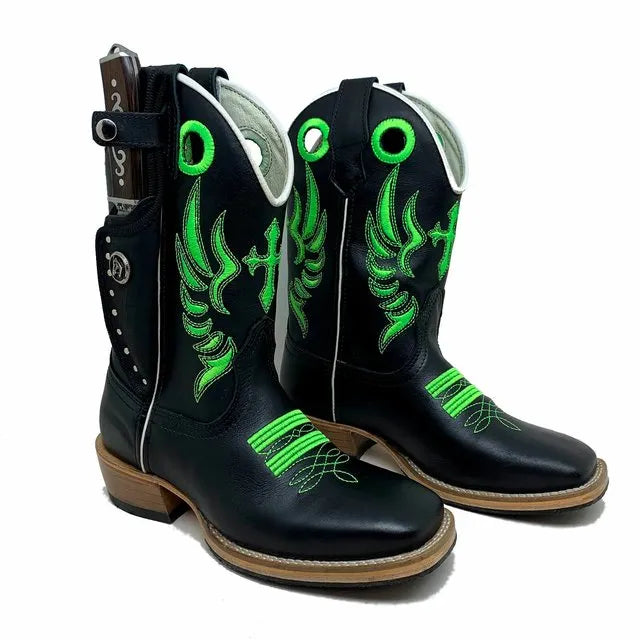 BotaFaca Escudo
- Couro Látego Preto | Bordado Verde Neon | Solado de Madeira