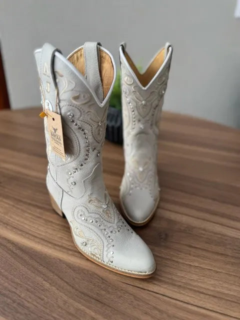 Texana Alice Bico Fino - Couro Off-White/Bordado Tribal Bege com Metais - Imagem 2