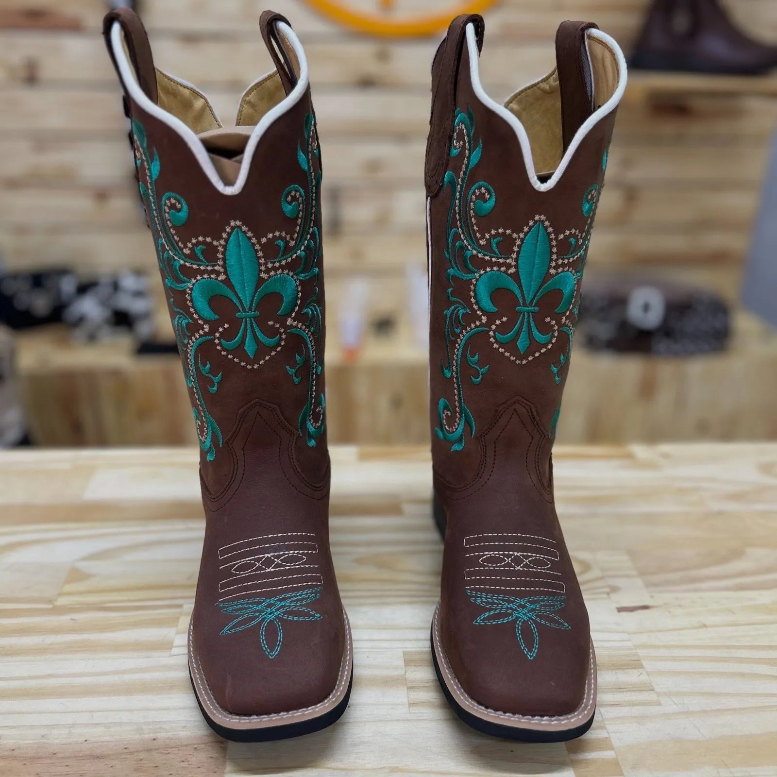 Texana Lustre 2.0 - Couro Crazy Horse Nescau | Bordado Verde e Bege - Imagem 2