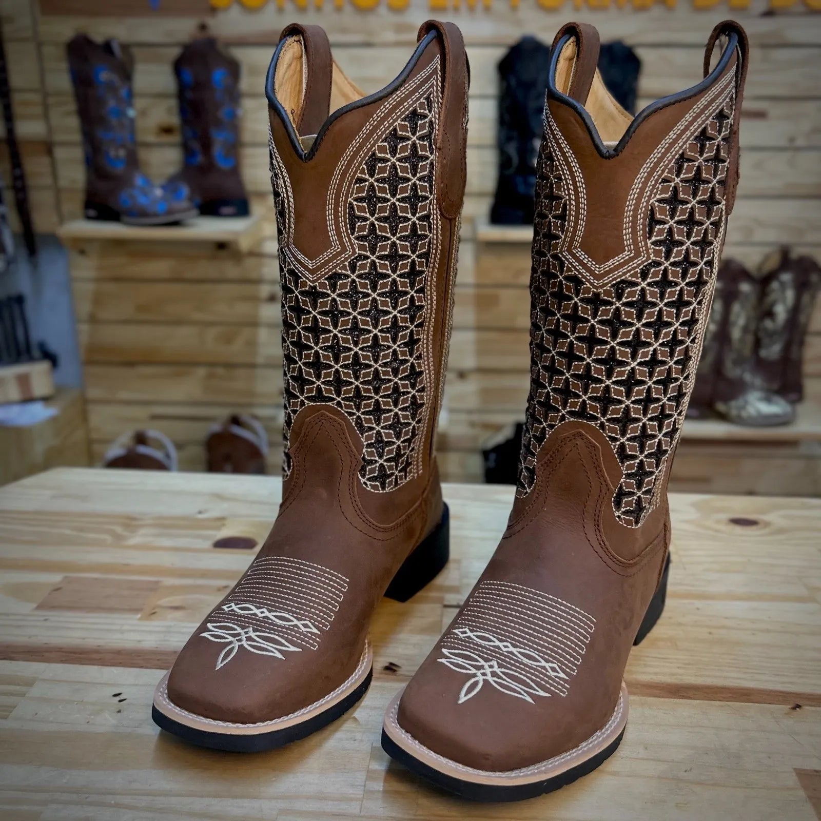Texana Ouro Cano Feminino - Couro Crazy Horse Nescau | Glitter Preto | Bordado Bege e Preto - Imagem 2