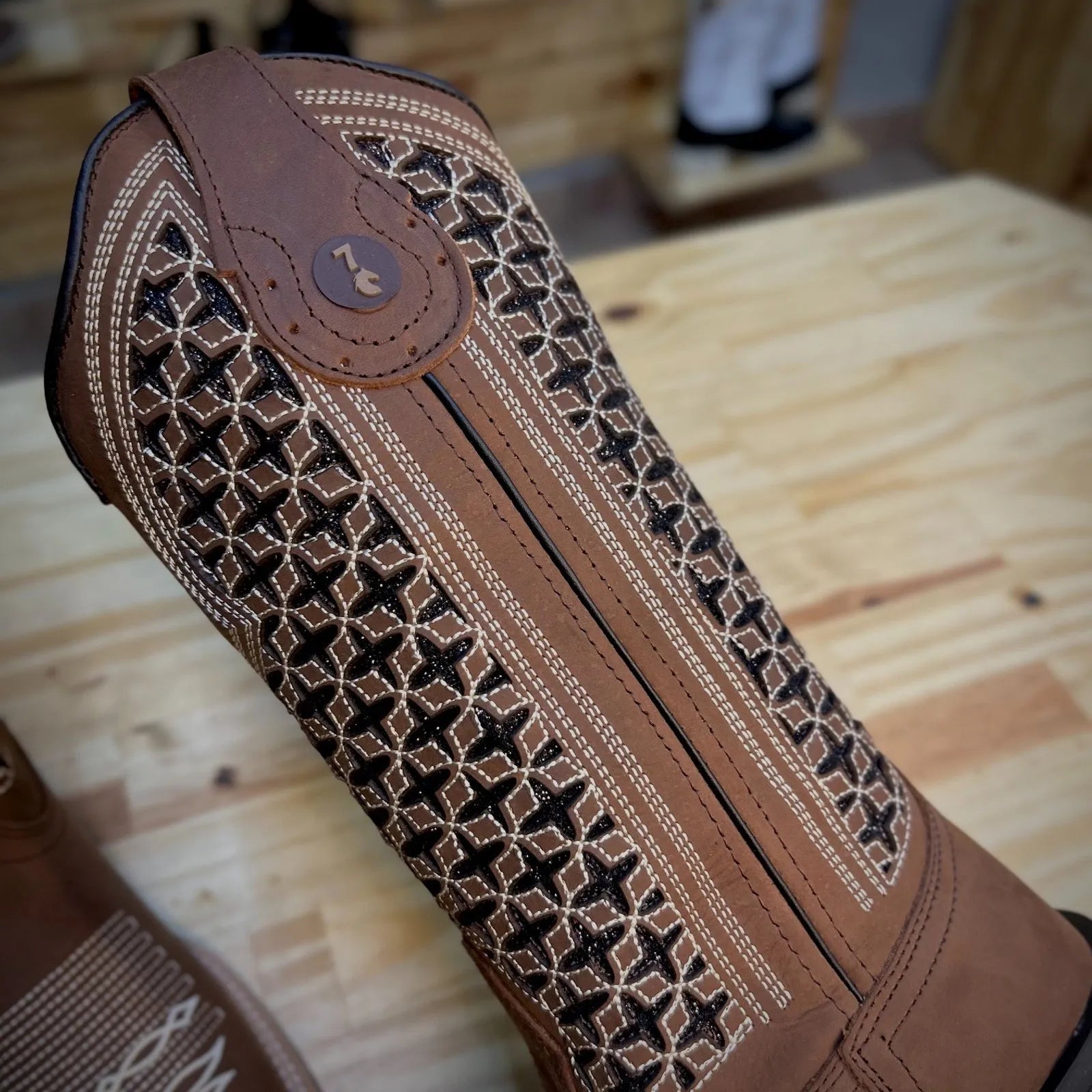 Texana Ouro Cano Feminino - Couro Crazy Horse Nescau | Glitter Preto | Bordado Bege e Preto - Imagem 3