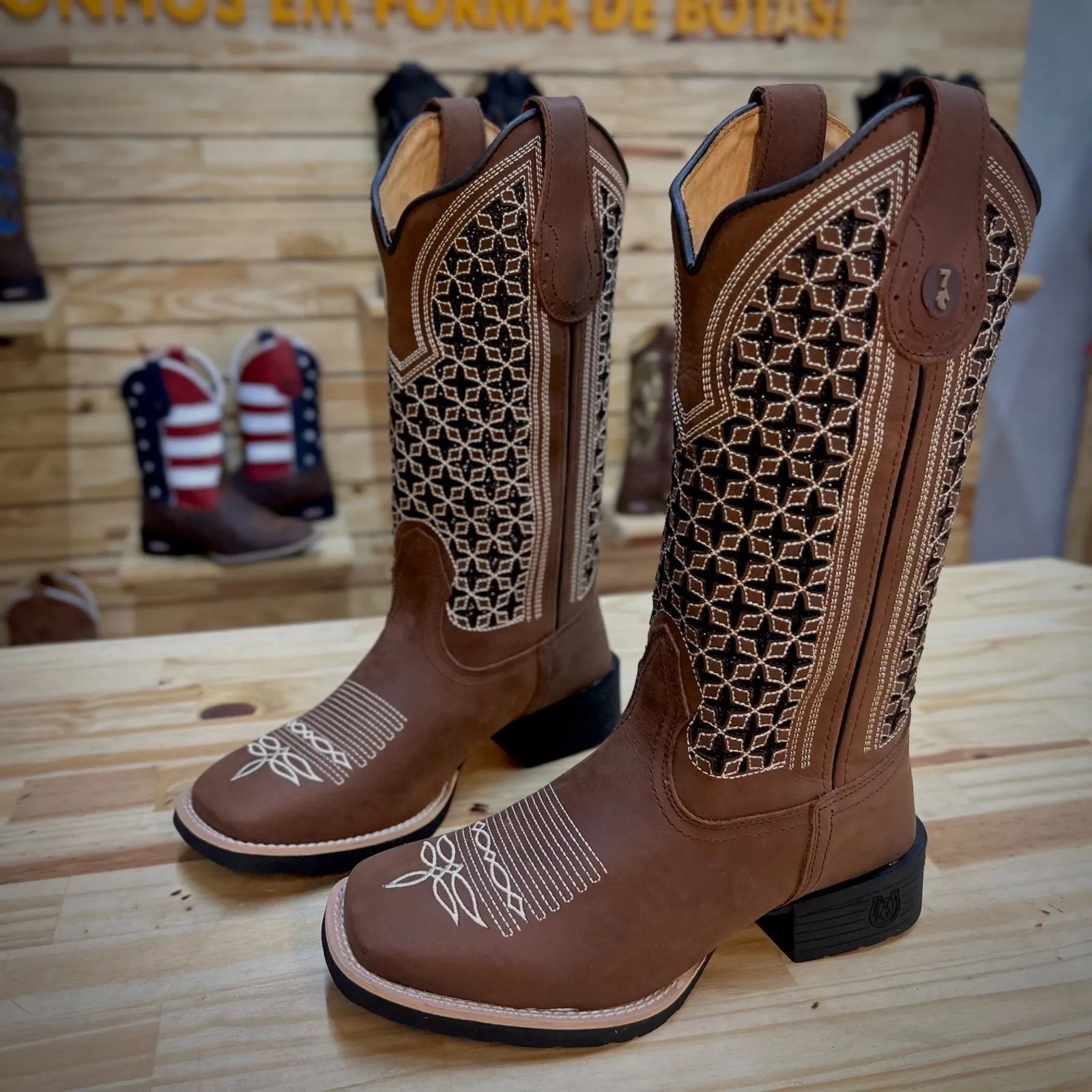 Texana Ouro Cano Feminino - Couro Crazy Horse Nescau | Glitter Preto | Bordado Bege e Preto - Imagem 4