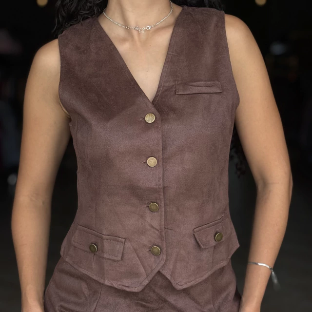 Conjunto Lari Colete Saia Suede Café - Imagem 2