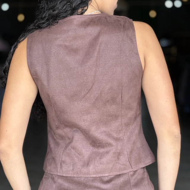 Conjunto Lari Colete Saia Suede Café - Imagem 3
