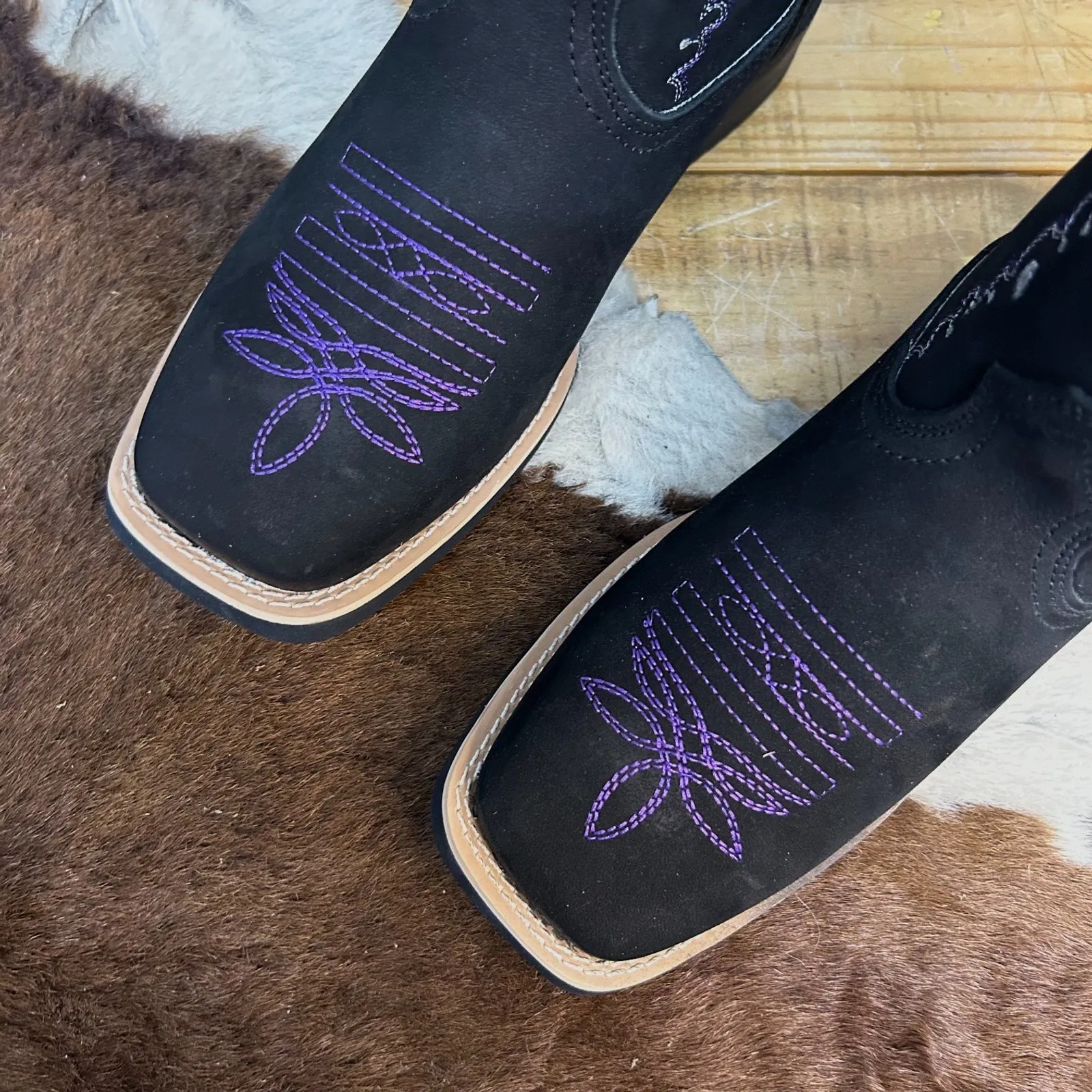 Bota Texana Couro Preto Com Bordado Roxo - Imagem 2